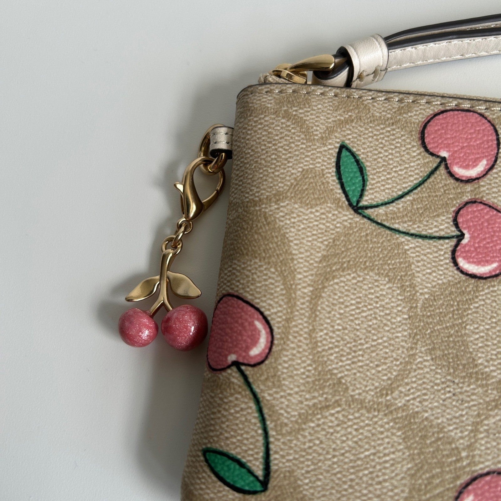 Coach Corner Zip Wristlet Khaki Pink Heart Cherry Canvas Leather Excellent