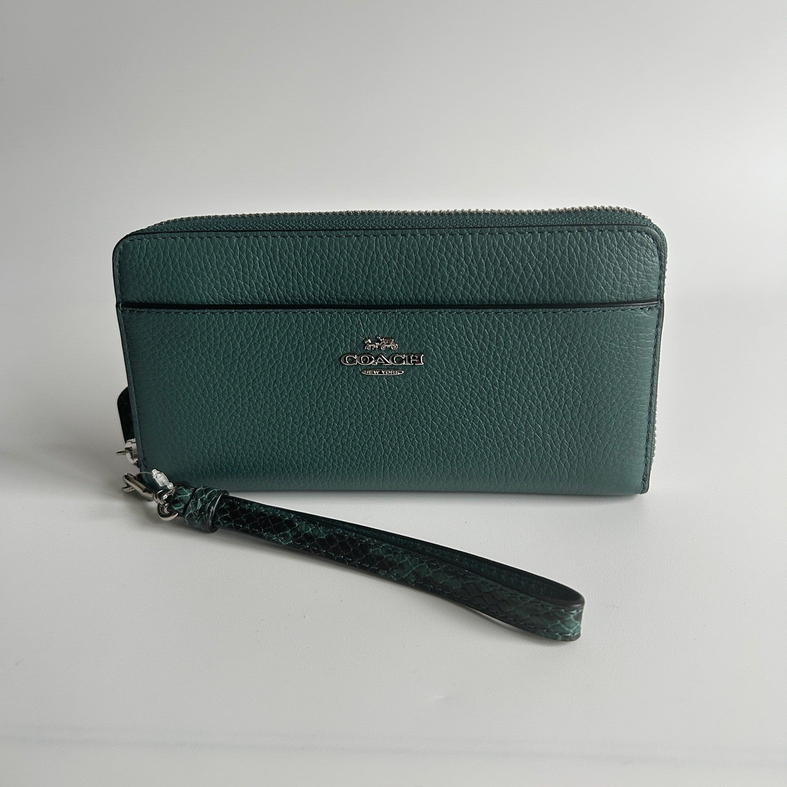 Coach Accordion Zip Green Pebbled Leather Wristlet Wallet Excellent