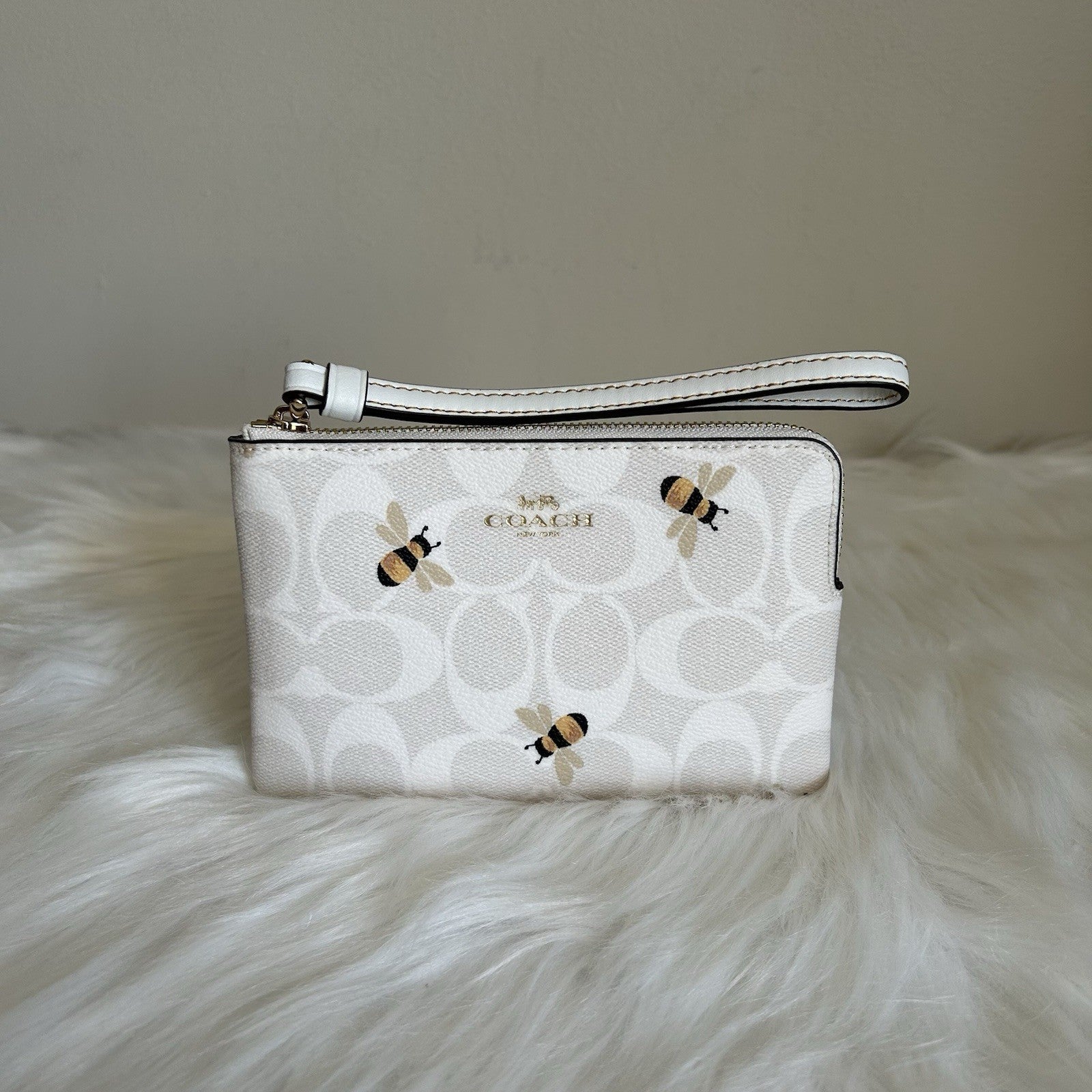 Coach Corner Zip Wristlet Chalk White Signature Canvas Bee Print Excellent