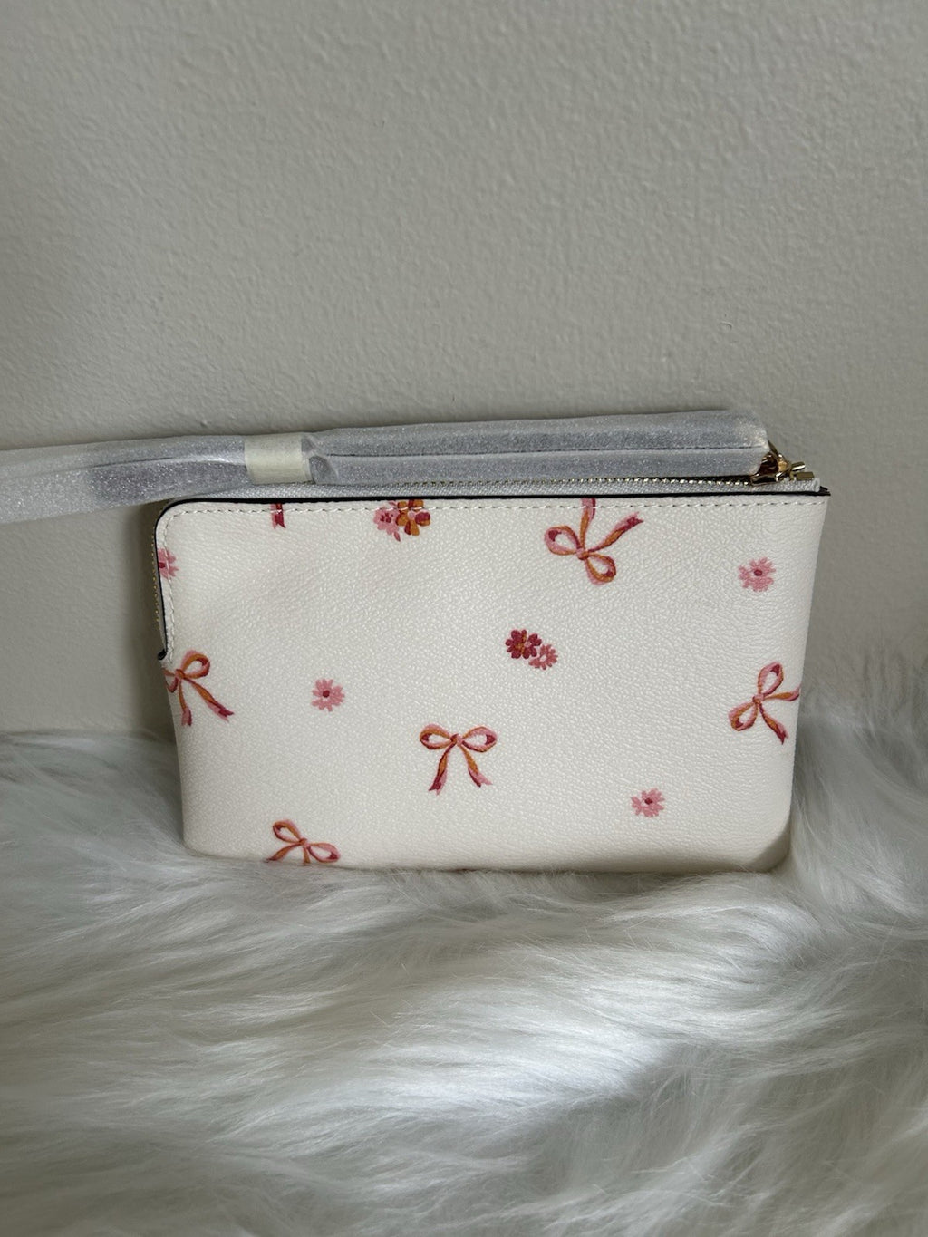 NWT Coach Corner Zip Wristlet With Bow Print