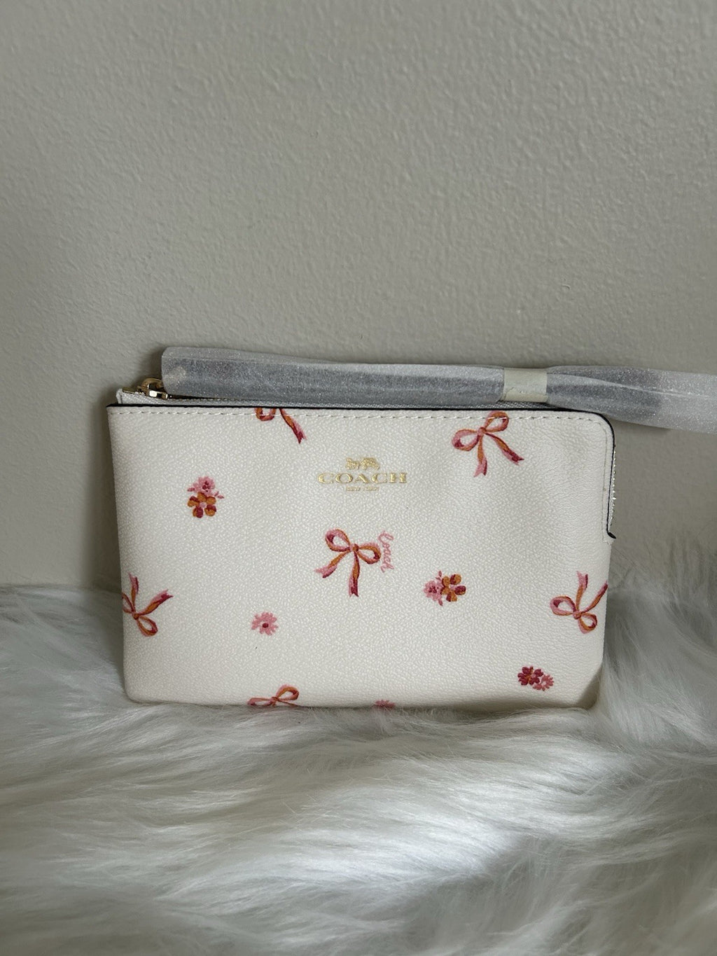 NWT Coach Corner Zip Wristlet With Bow Print
