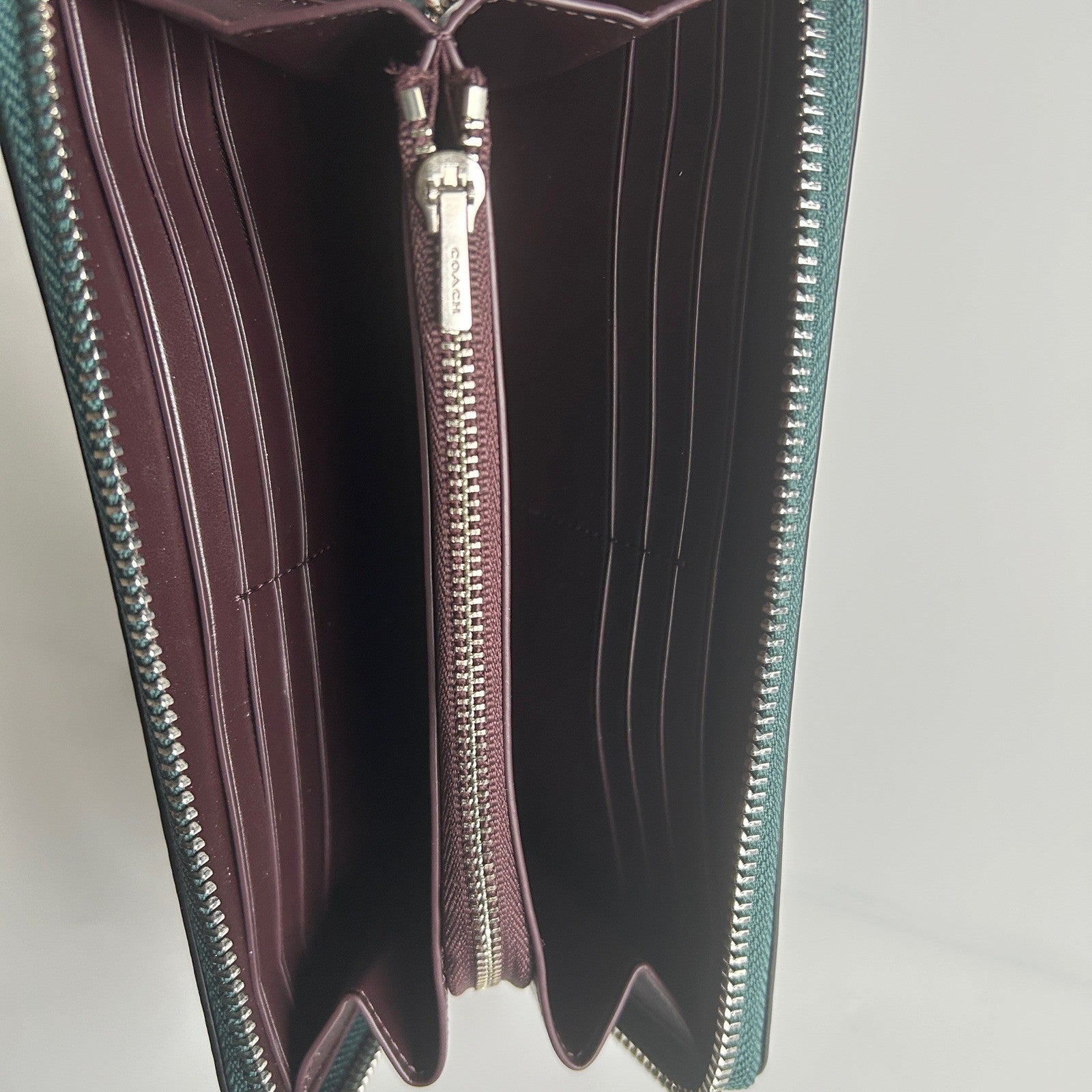 Coach Accordion Zip Green Pebbled Leather Wristlet Wallet Excellent