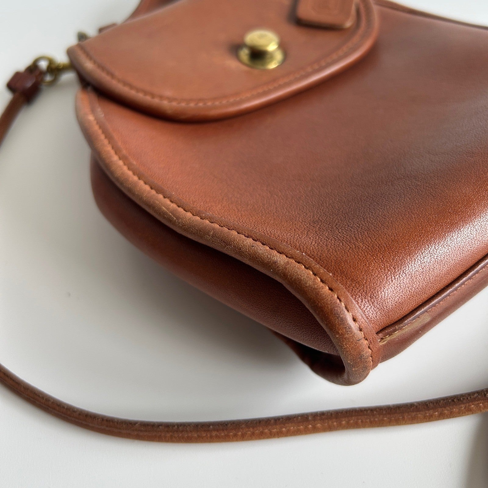 Coach Derby 9904 British Tan Glovetanned Leather Crossbody Bag Good