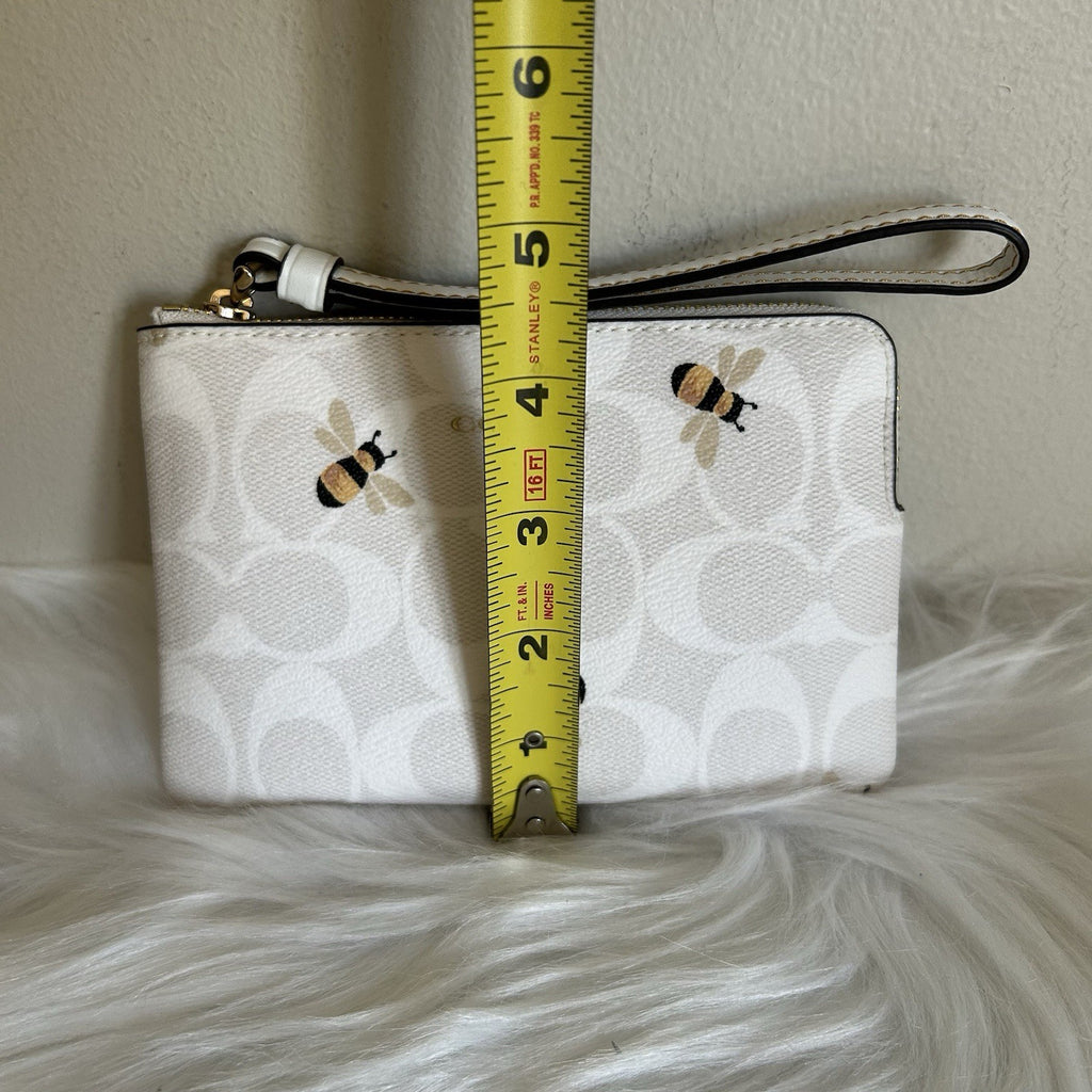 Coach Corner Zip Wristlet Chalk White Signature Canvas Bee Print Excellent