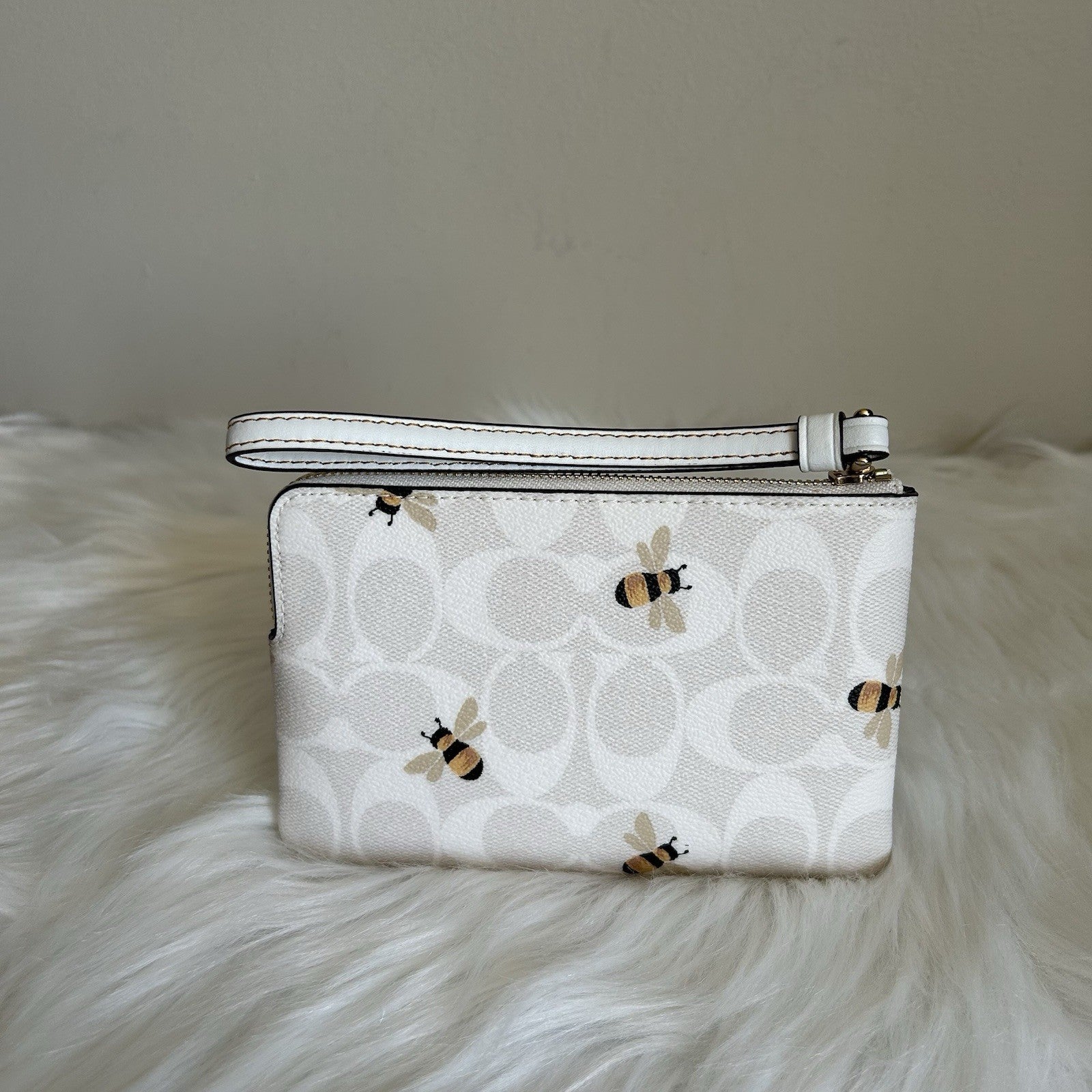 Coach Corner Zip Wristlet Chalk White Signature Canvas Bee Print Excellent