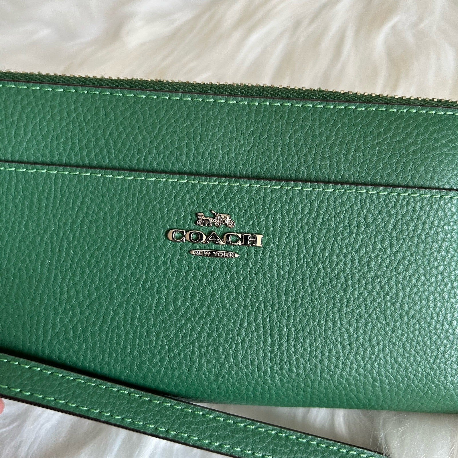 Coach Accordion Zip Green Pebbled Leather Wristlet Wallet Excellent