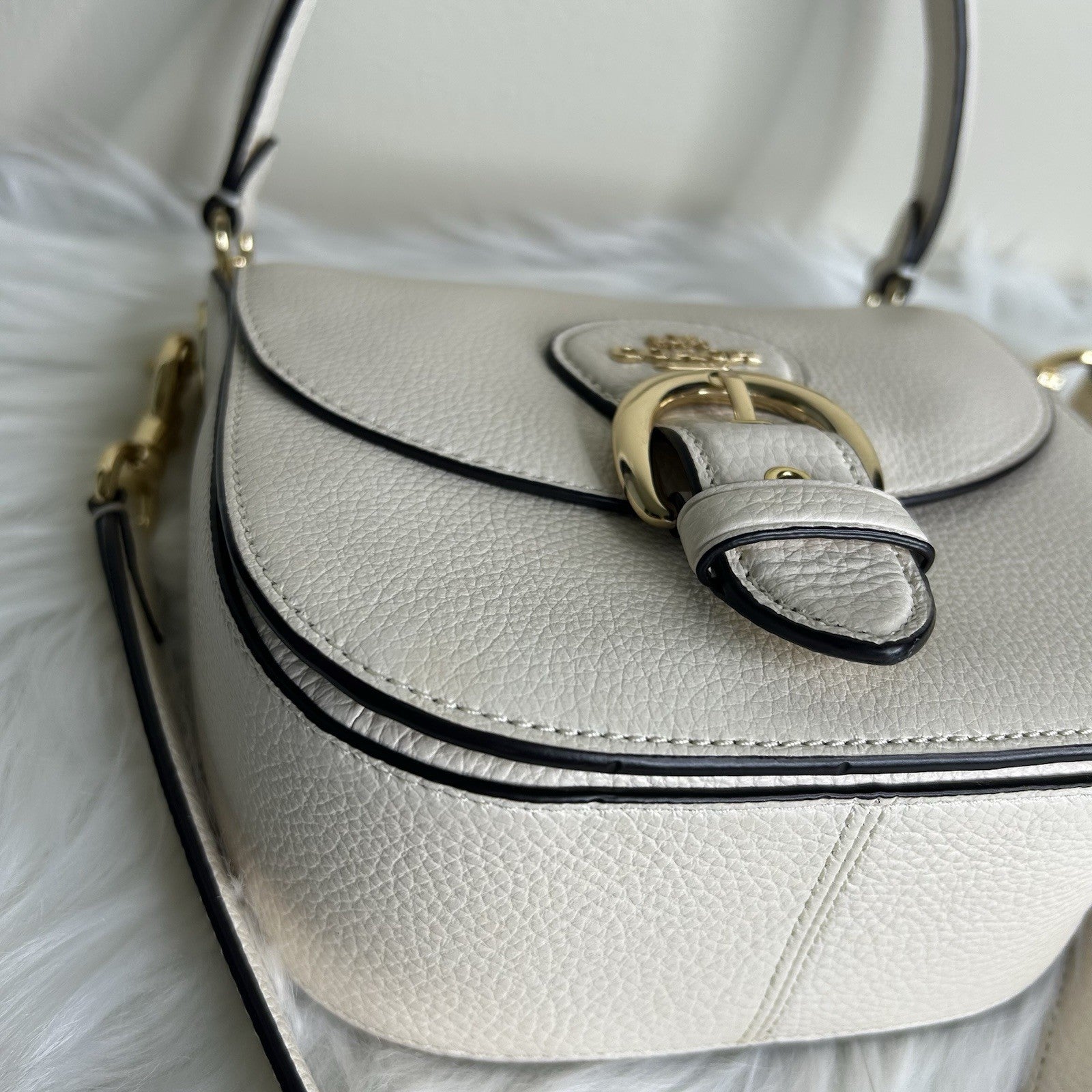 Coach Kleo 17 Chalk White Pebbled Leather Shoulder Bag Excellent