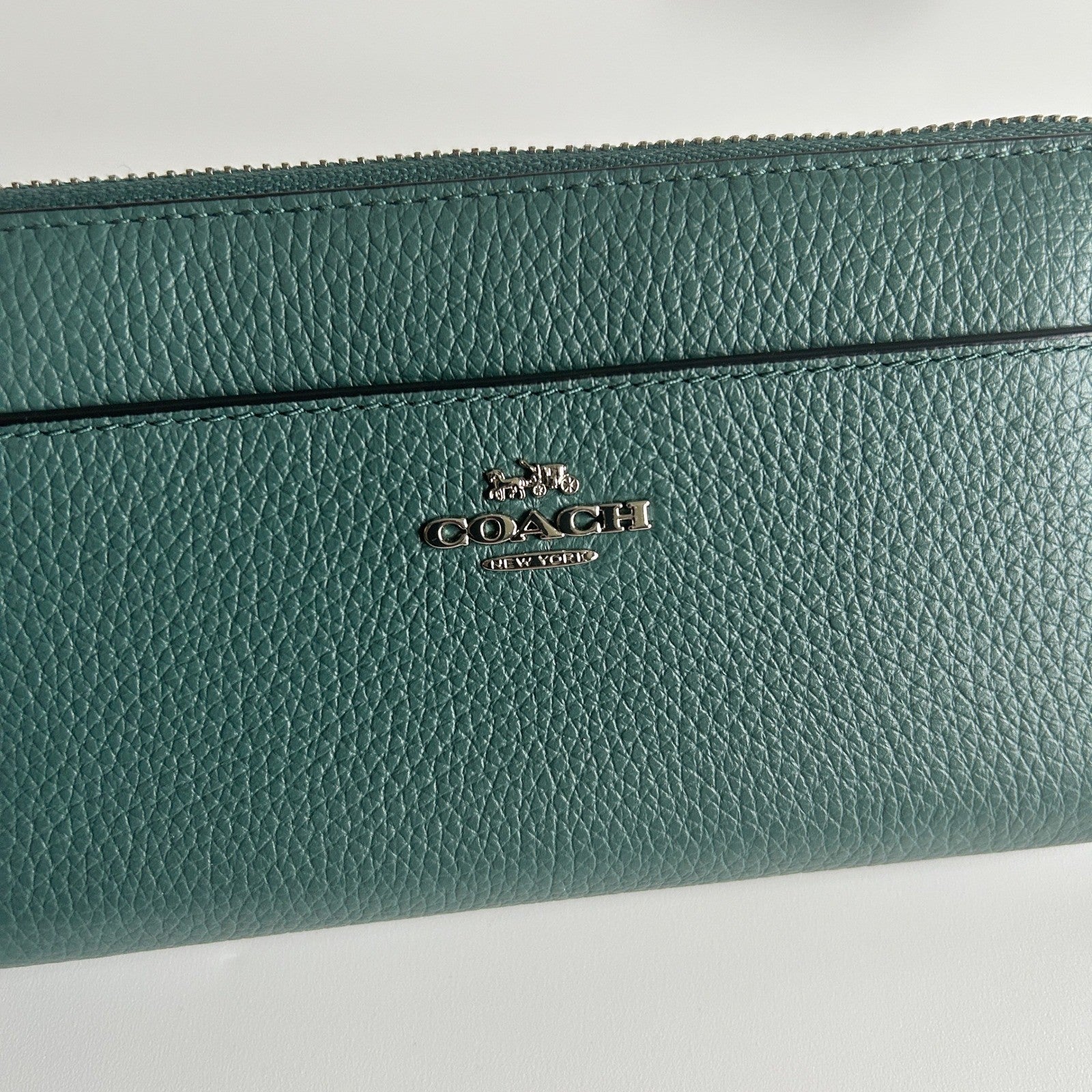 Coach Accordion Zip Green Pebbled Leather Wristlet Wallet Excellent