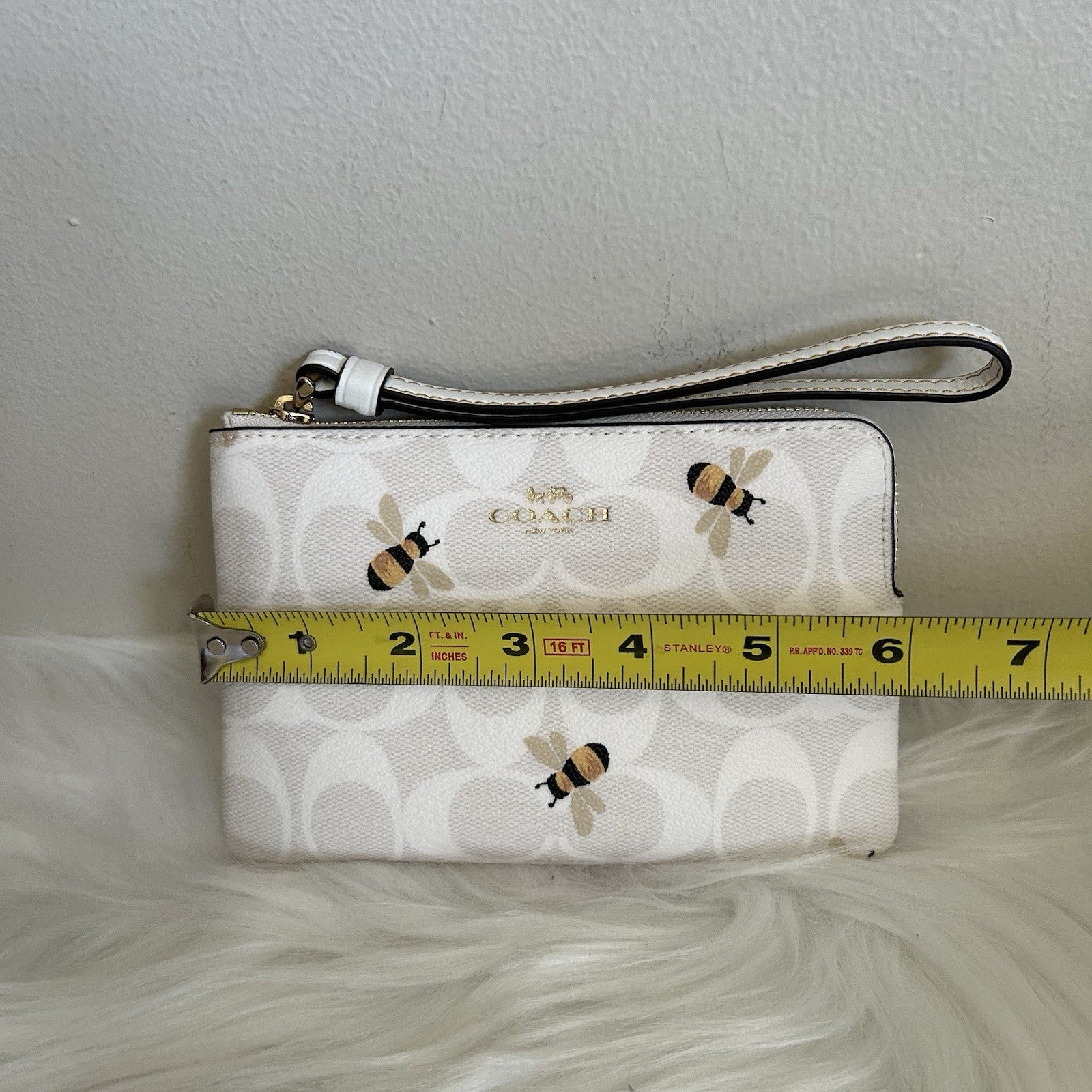 Coach Corner Zip Wristlet Chalk White Signature Canvas Bee Print Excellent