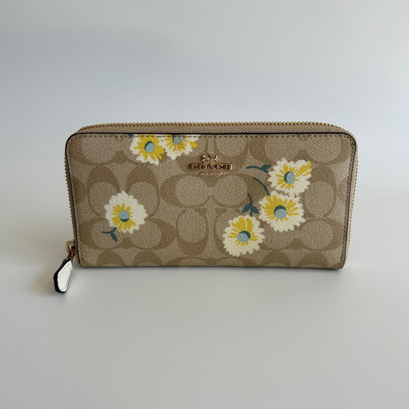 Coach Accordion Zip Wallet Khaki Daisy Signature Canvas Excellent
