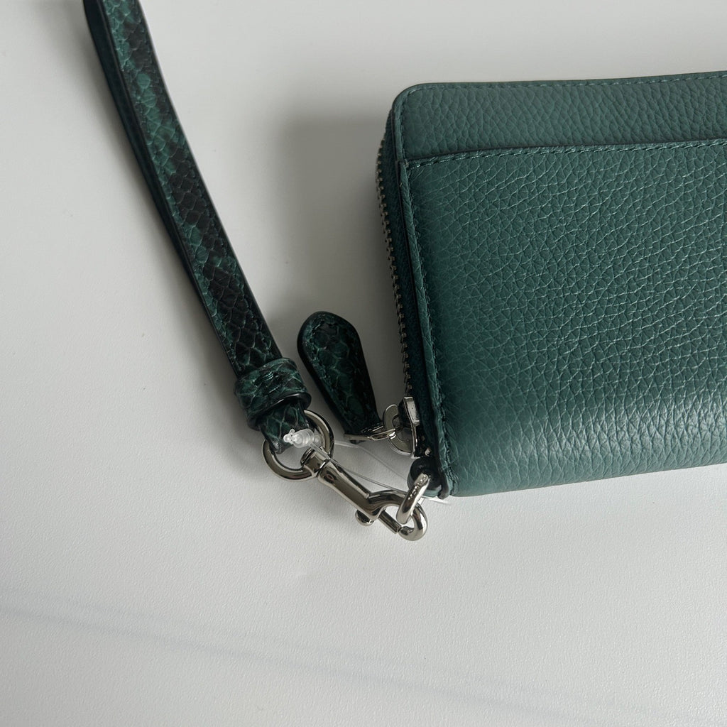 Coach Accordion Zip Green Pebbled Leather Wristlet Wallet Excellent