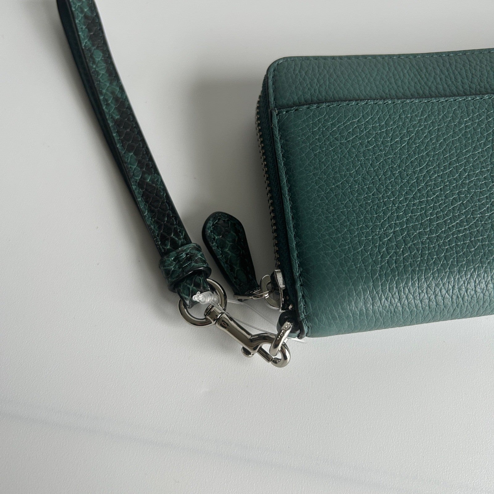Coach Accordion Zip Green Pebbled Leather Wristlet Wallet Excellent