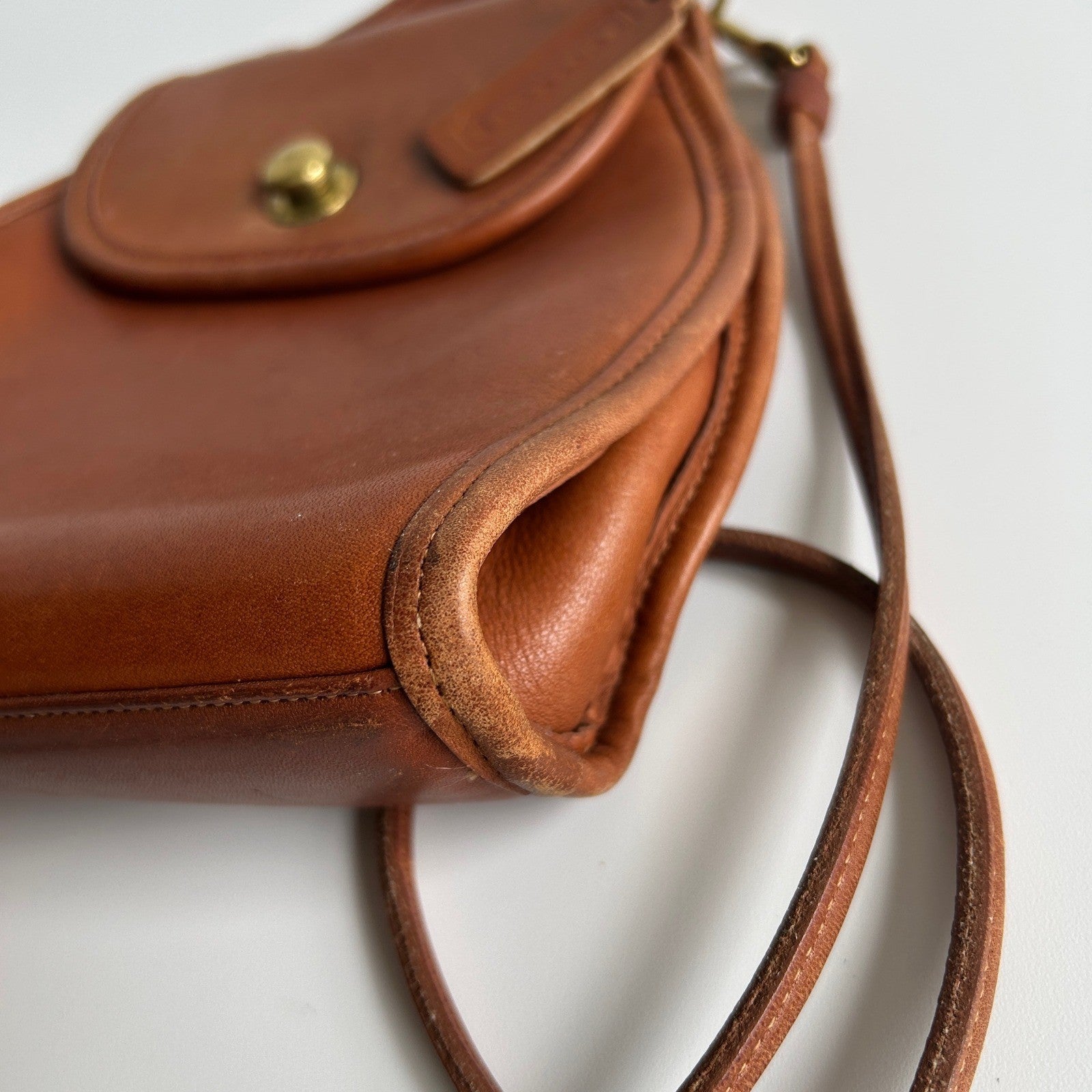 Coach Derby 9904 British Tan Glovetanned Leather Crossbody Bag Good