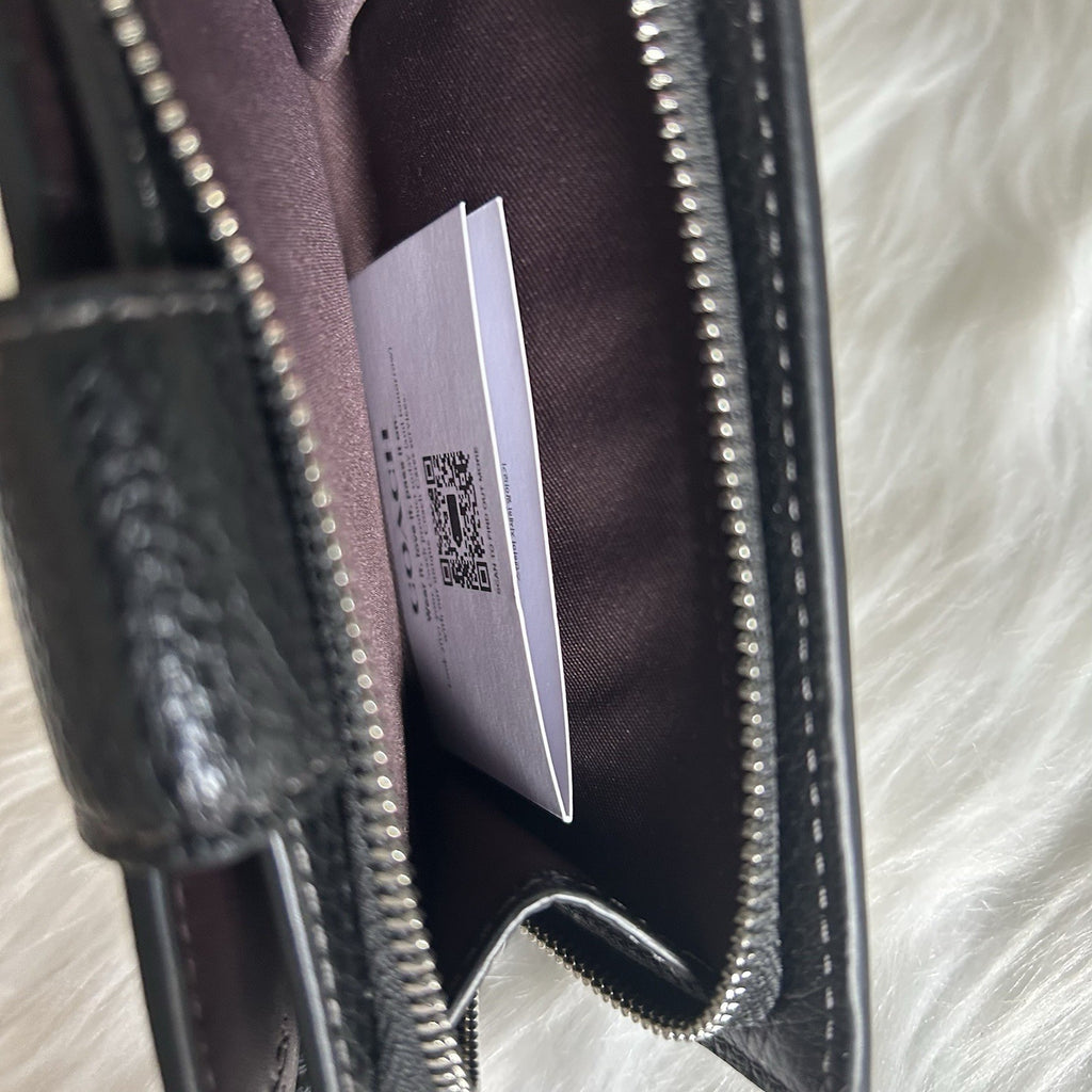 Coach Medium Corner Zip Black Pebbled Leather Wallet Excellent