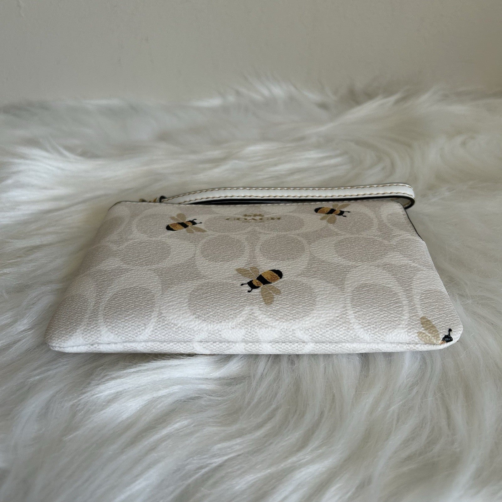Coach Corner Zip Wristlet Chalk White Signature Canvas Bee Print Excellent