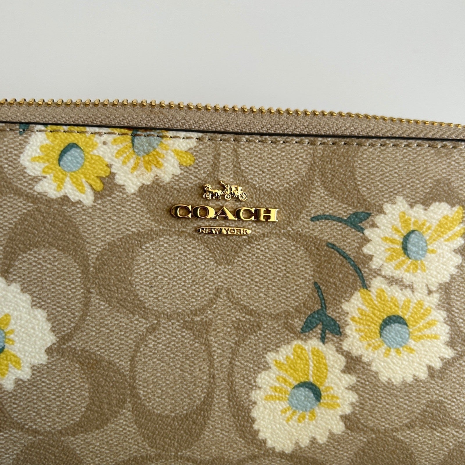 Coach Accordion Zip Wallet Khaki Daisy Signature Canvas Excellent