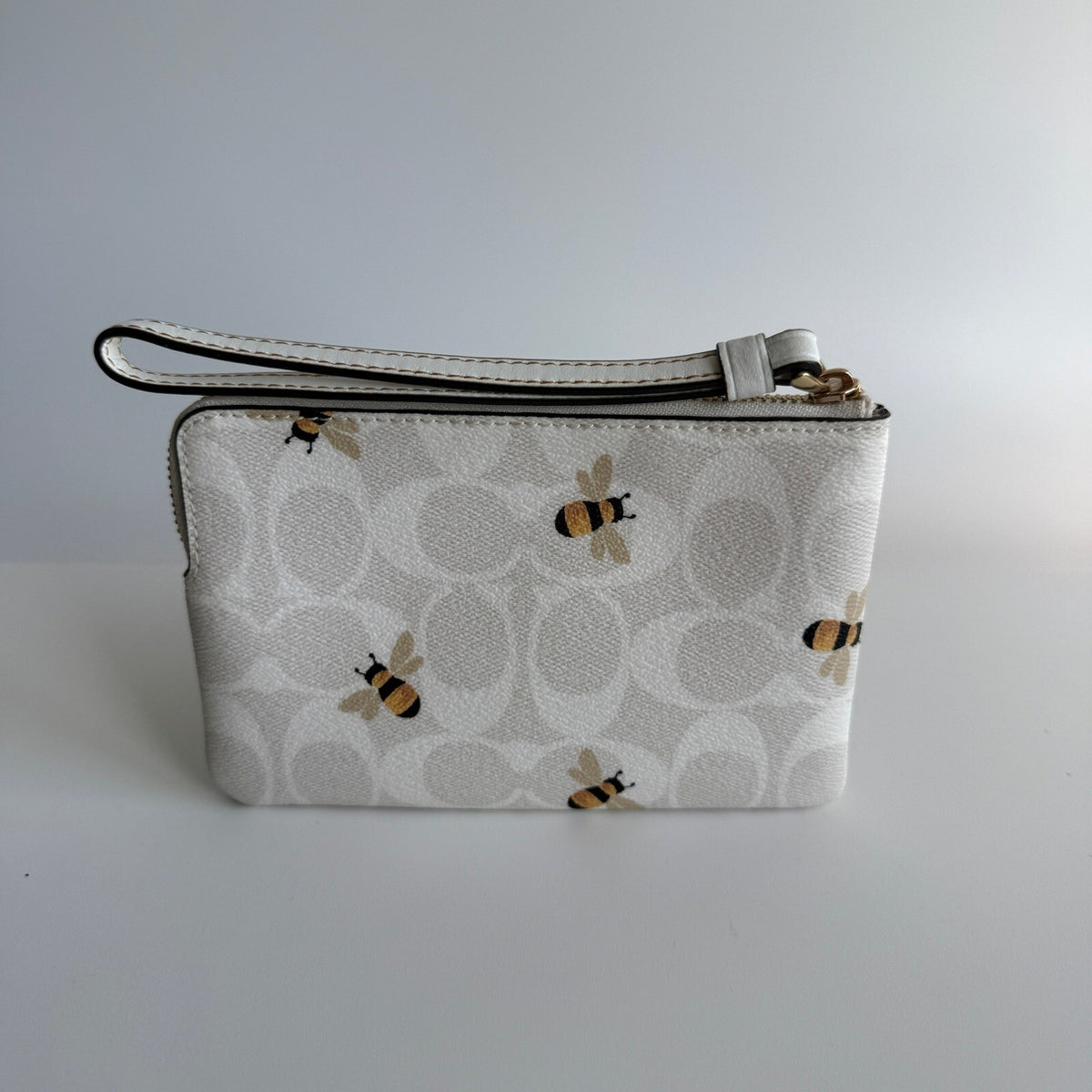 Coach Corner Zip Wristlet Glacier White Signature Canvas Bee Print C8674
