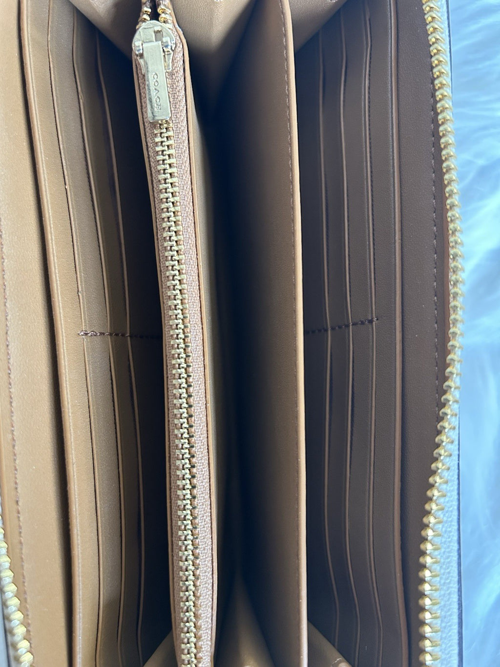Coach Accordion Zip Wallet Light Khaki Chalk Canvas Leather Wristlet Excellent2