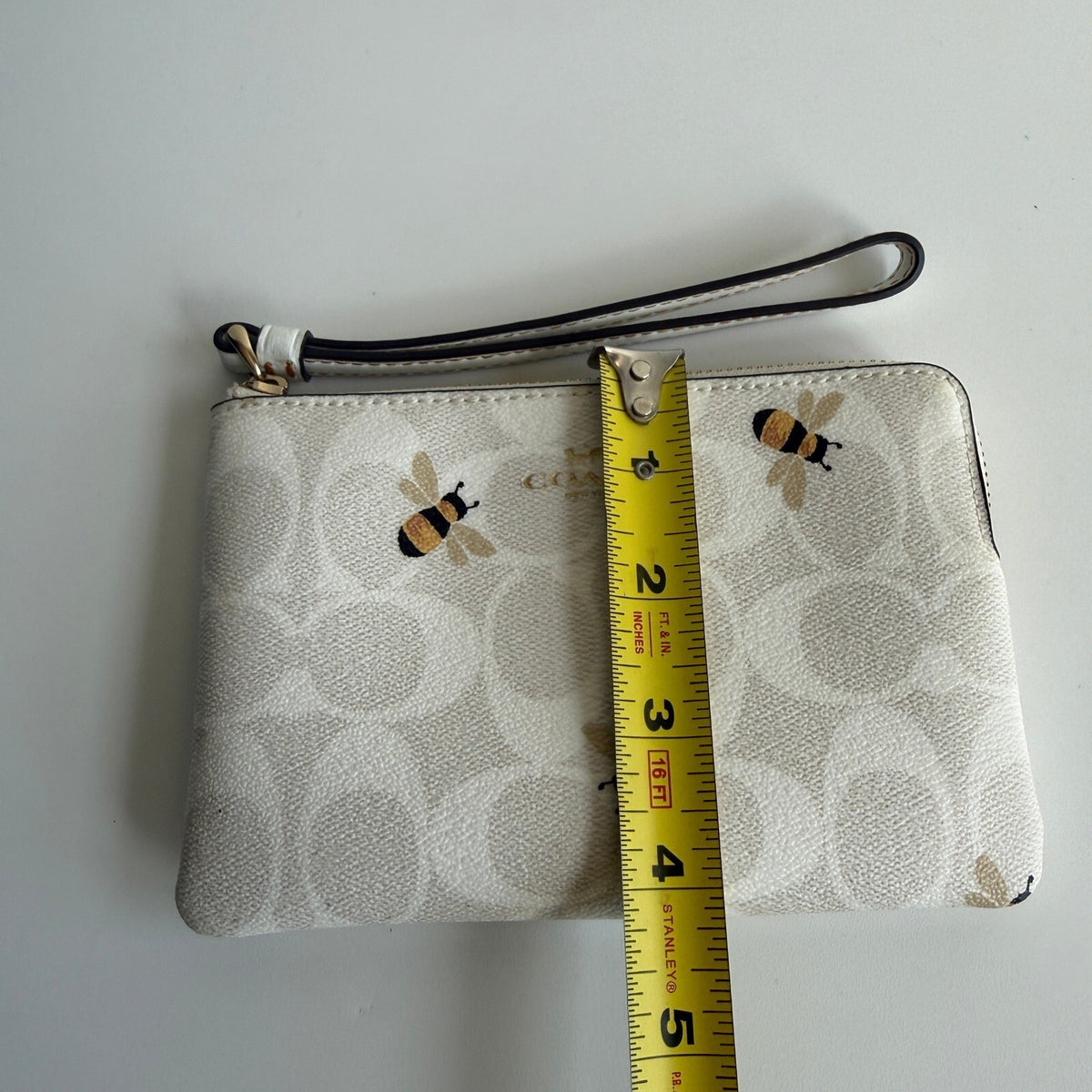 Coach Corner Zip Wristlet Glacier White Signature Canvas Bee Print C8674