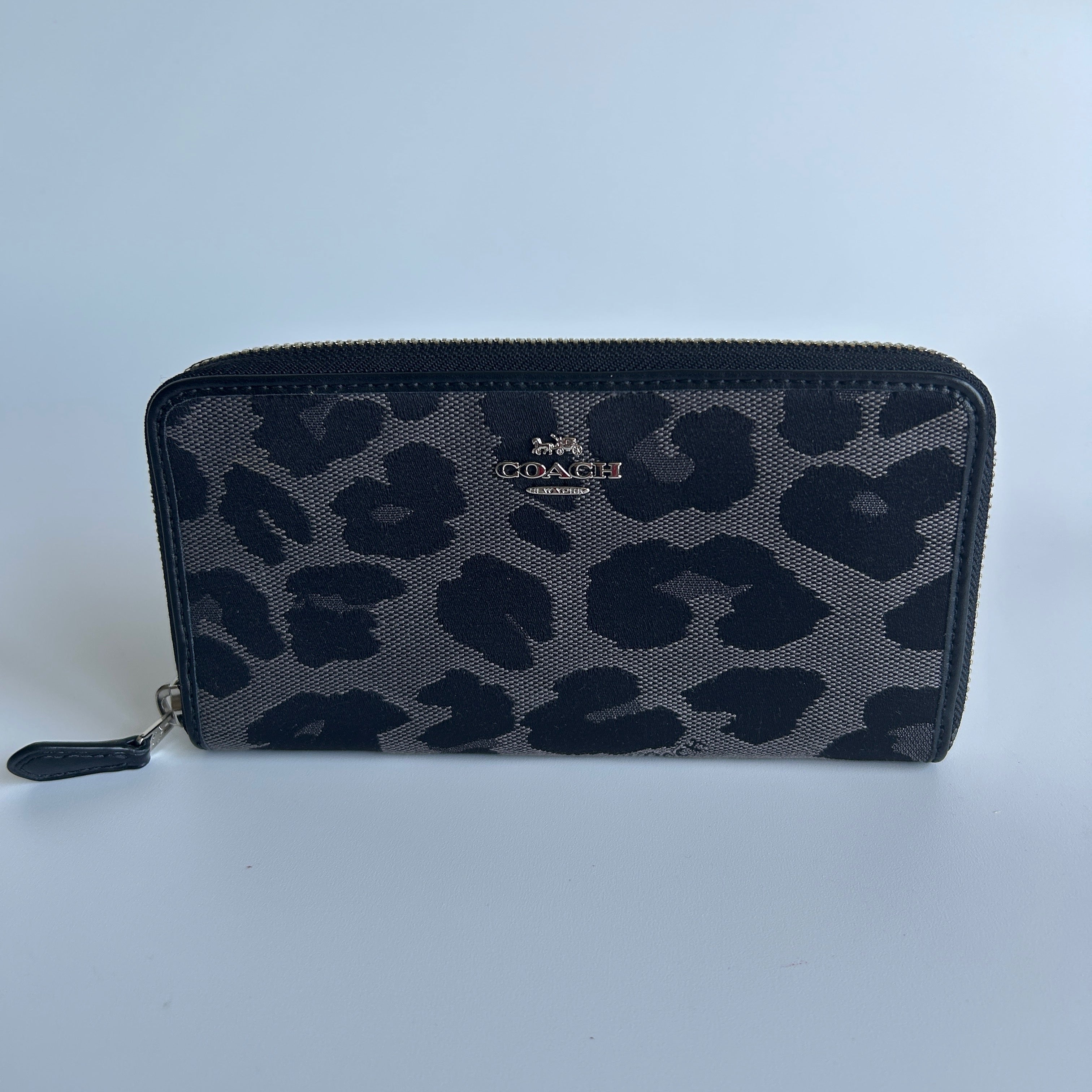Coach Accordion Zip Wallet Black Grey Leopard Jacquard Leather Excellent