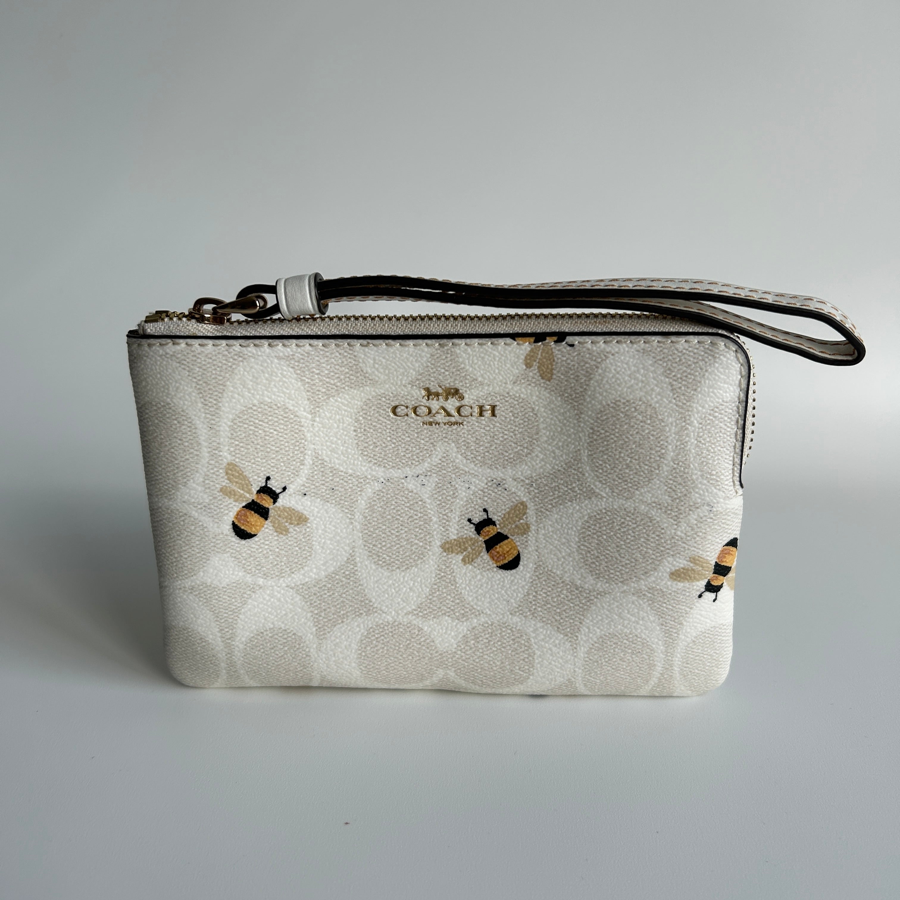 Coach Corner Zip Wristlet Chalk White Signature Canvas Bee Print Excellent