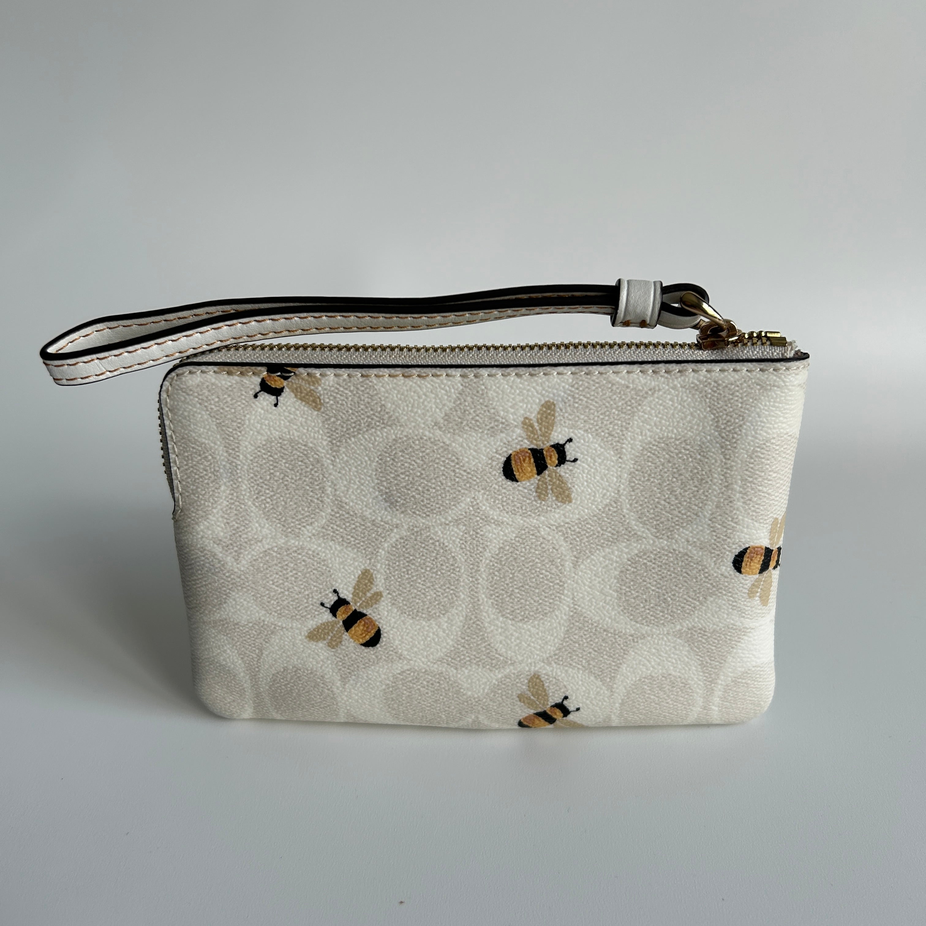 Coach Corner Zip Wristlet Chalk White Signature Canvas Bee Print Excellent