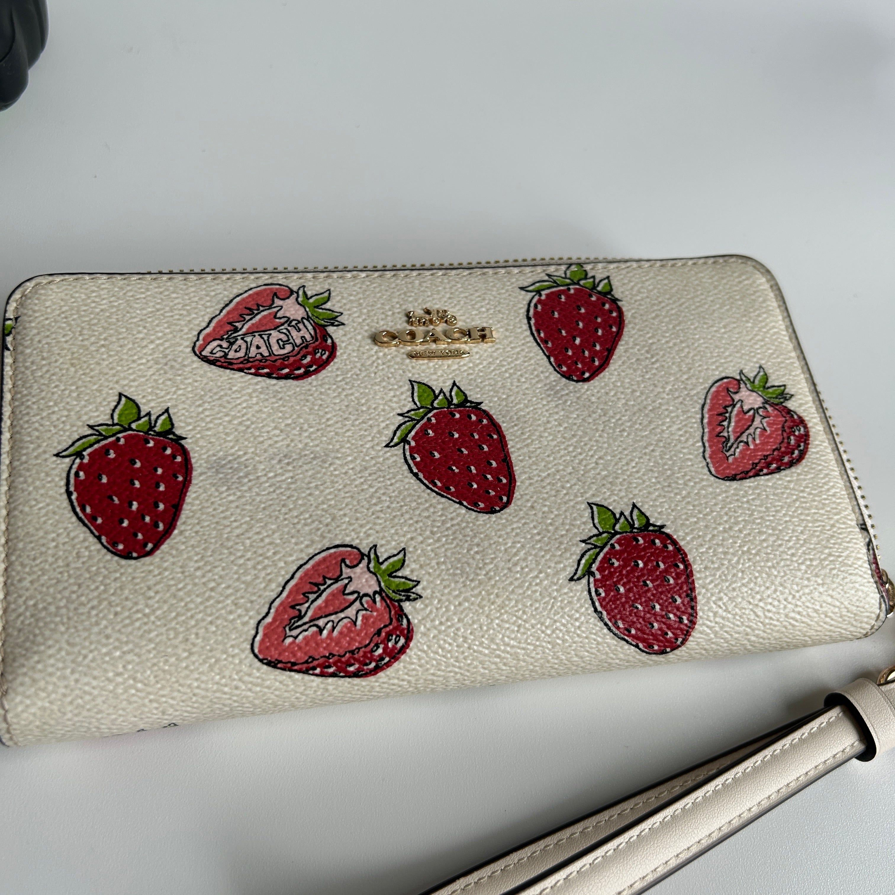 Coach Long Zip Around Strawberry Chalk White Leather Wristlet Excellent