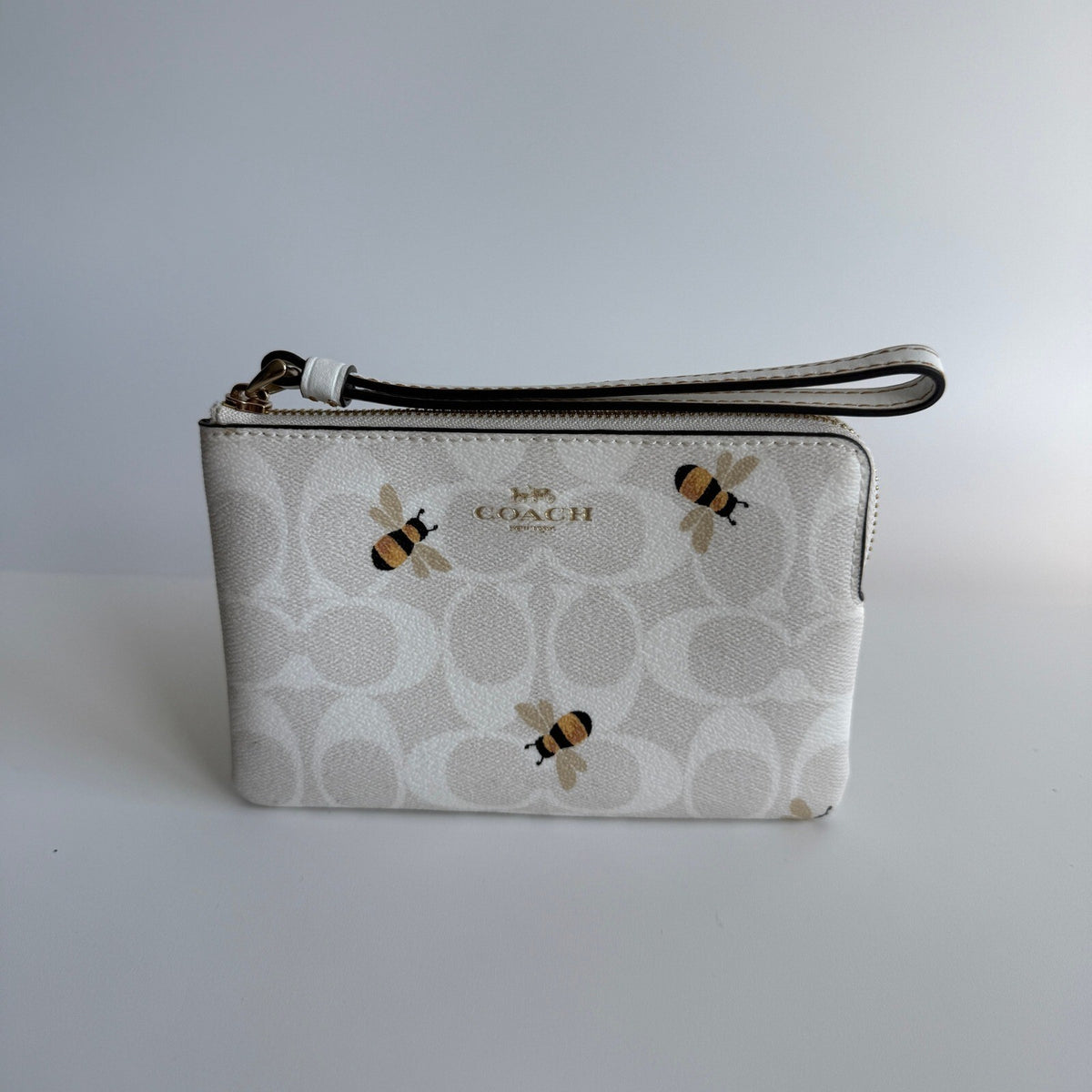 Coach Corner Zip Wristlet Glacier White Signature Canvas Bee Print C8674