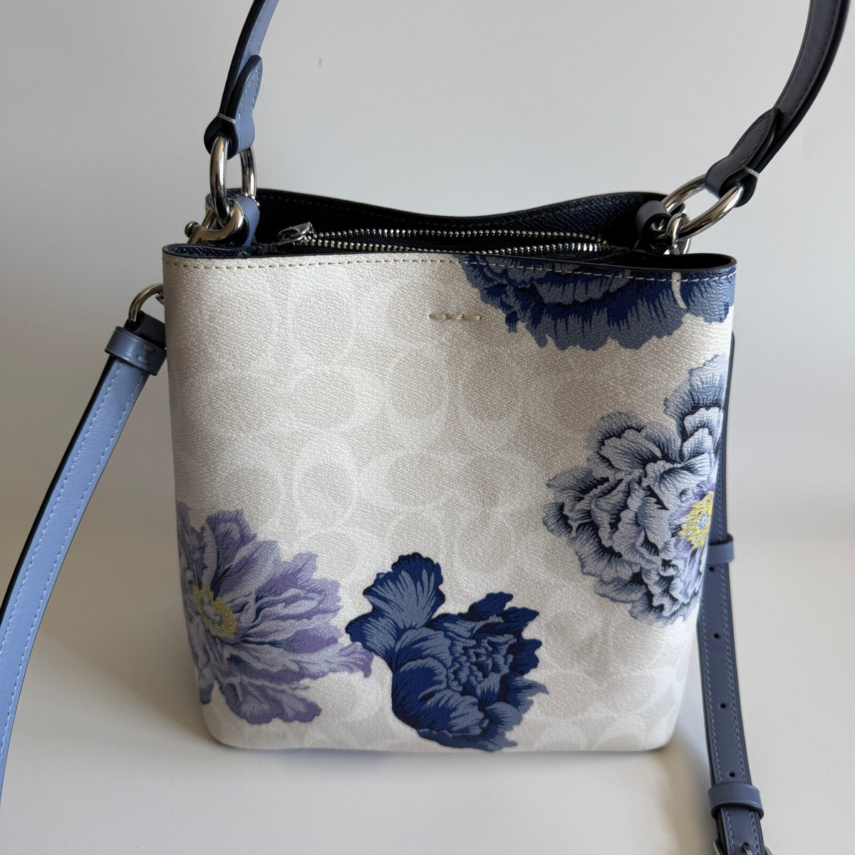 Coach Small Town Bucket Bag Chalk Signature Canvas Kaffe Fassett Print 6024